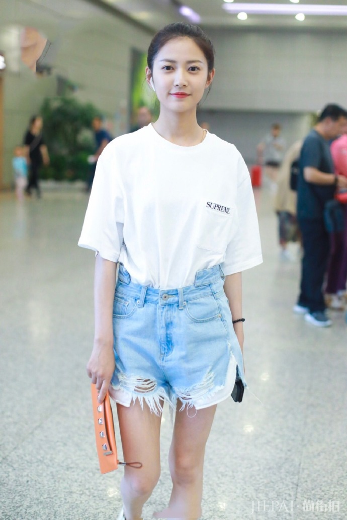 陈钰琪最新机场街拍照,打扮简约又洋气,素颜太好看