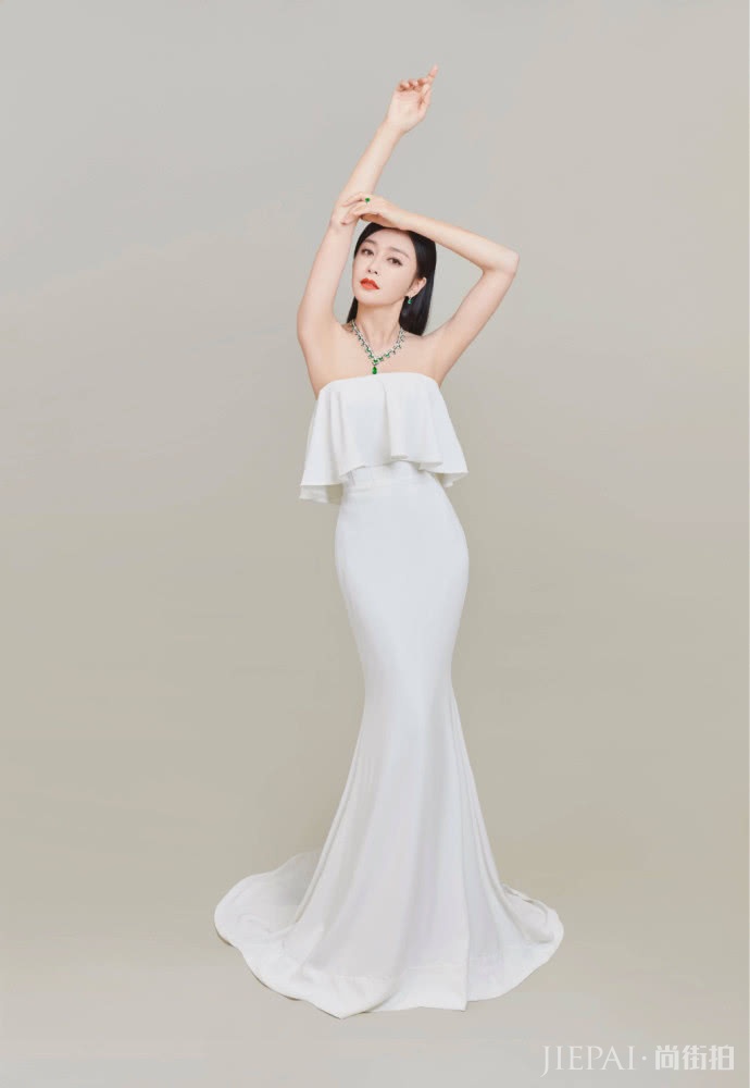 秦岚参加品牌活动，一袭白色鱼尾裙显嫩20岁