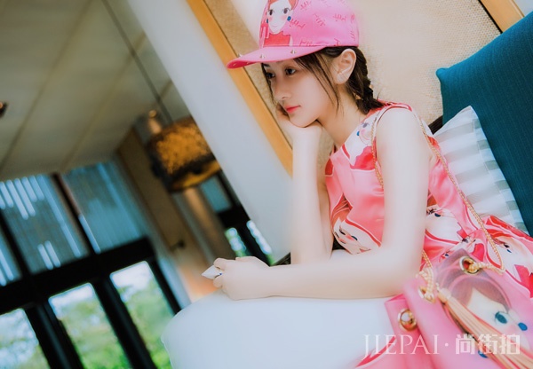 刘美旗夏日小清新写真曝光 萌气十足有点甜