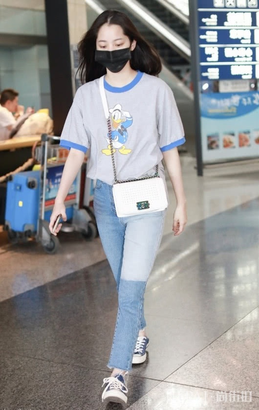 纯色T恤太不起眼，试试让卡通短T带你进入夏季