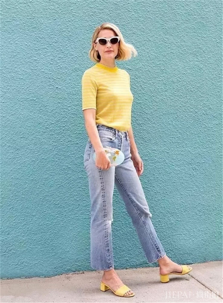 夏天靠牛仔裤来撑起你的美!配这4款不同颜色的T恤真的很酷