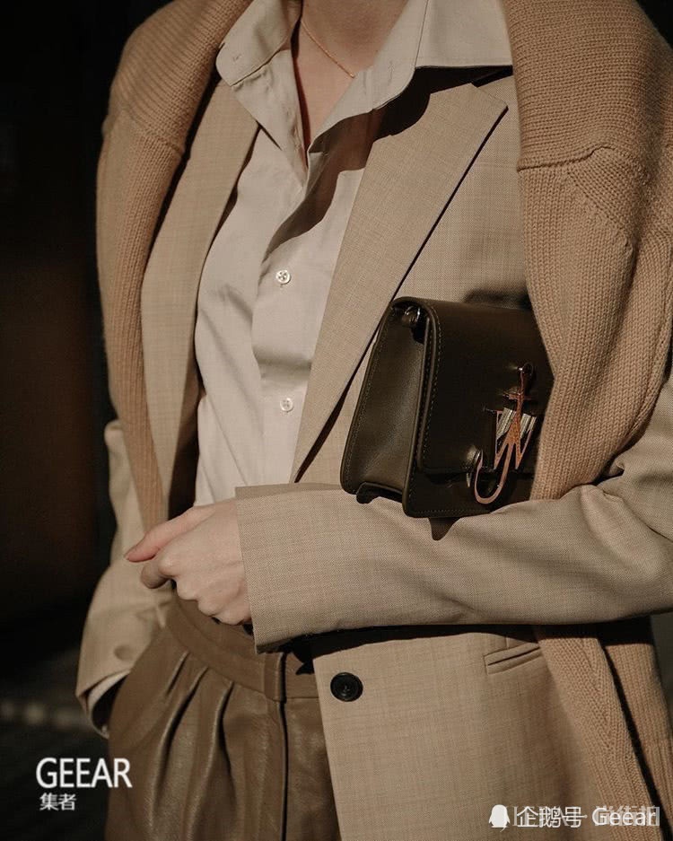 在极简风上加一点型格，就是这位时尚达人的日常穿搭