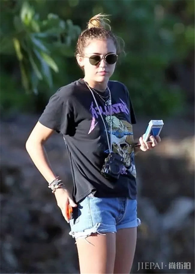 借助黑色T恤搭短裤摆脱大众美，走在街头吸睛十足