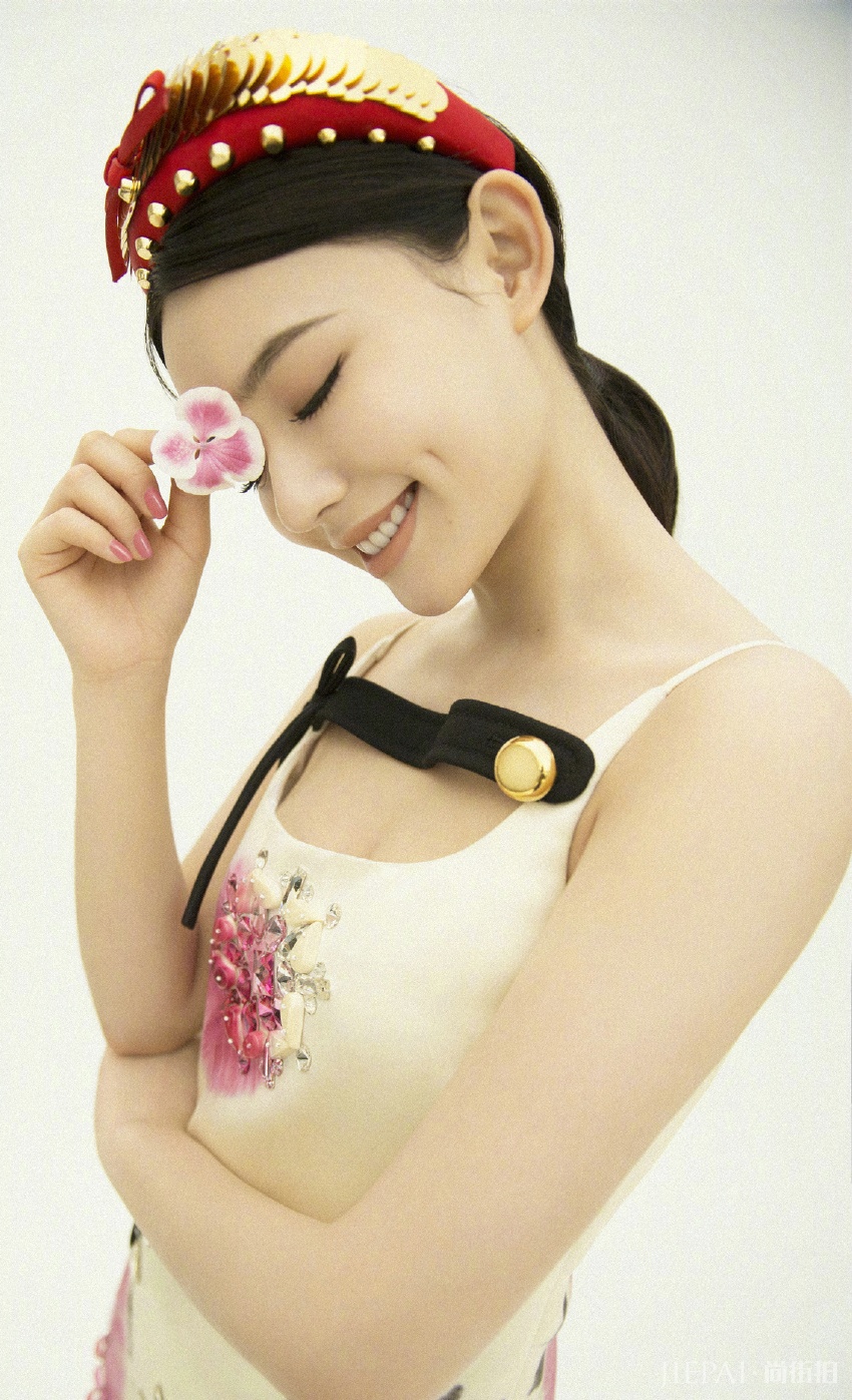 林允时尚杂志封面写真图片