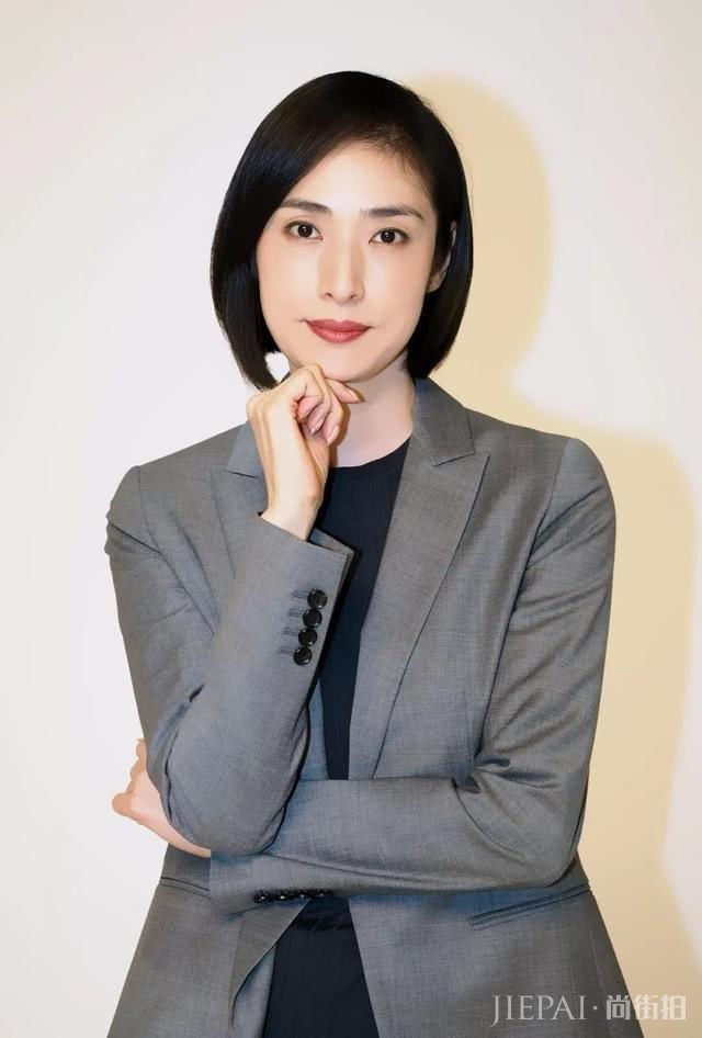 日本国宝级女演员,英气的外表把人“帅弯”,帅的男人也会嫉妒?