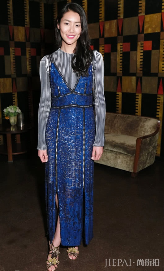 牛仔裙穿的人太多了,快换换亮片裙,赚足路人回头率