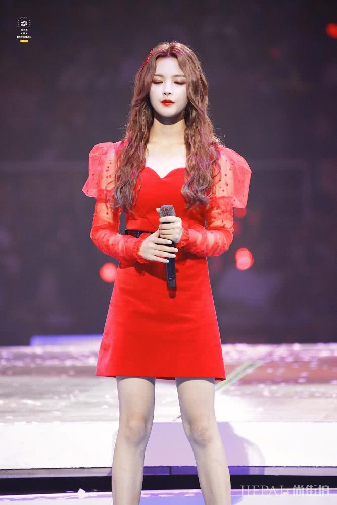 杨超越穿紫色纱裙少女感十足,配蝴蝶结美成真人芭比