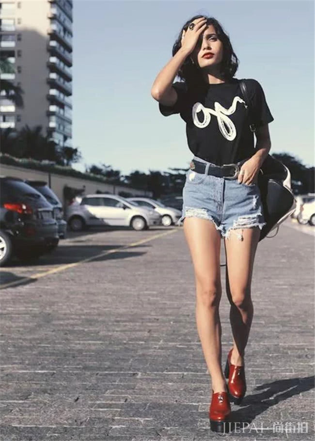 借助黑色T恤搭短裤摆脱大众美，走在街头吸睛十足