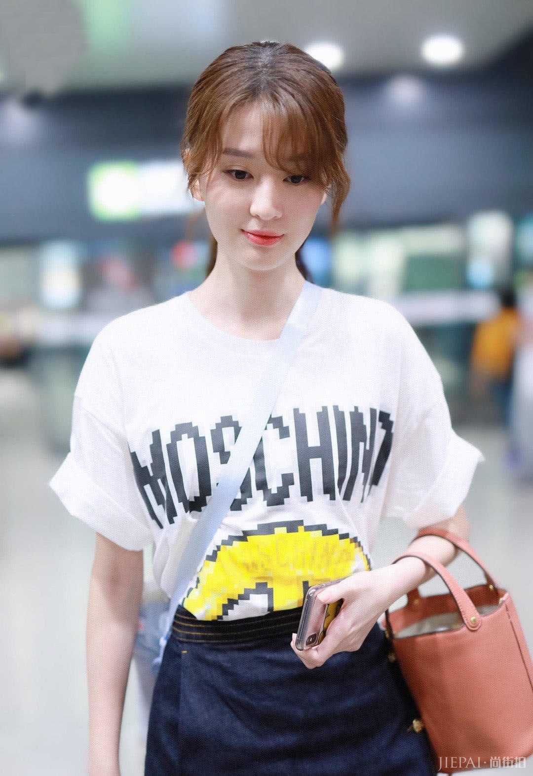 乔欣穿私服走机场,马赛克白T搭配黑短裙,烫卷发十分减龄