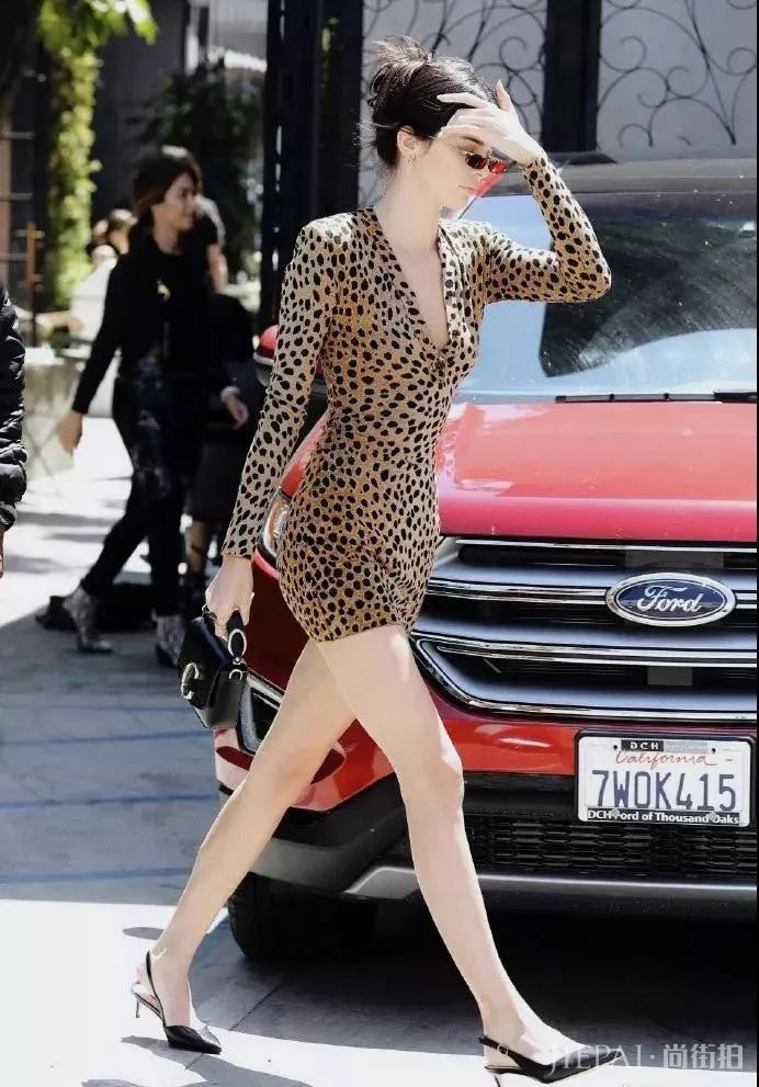 还穿小白鞋?试试现在最新的夏日搭配吧