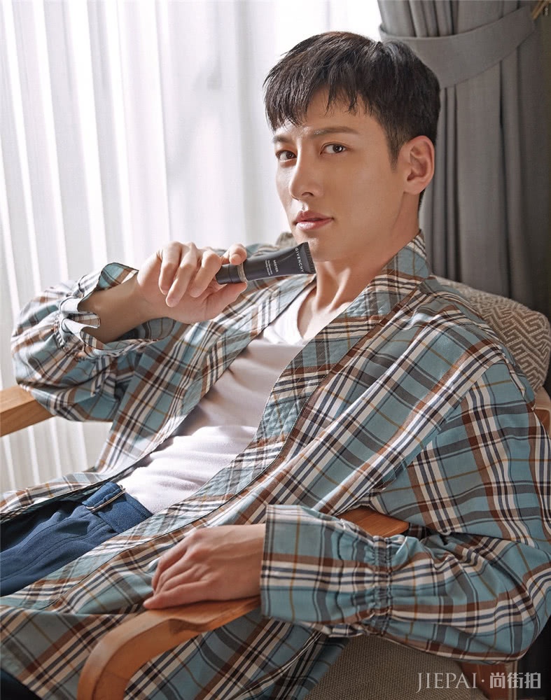 池昌旭穿西装更绅士成熟,与之前花美男大不同