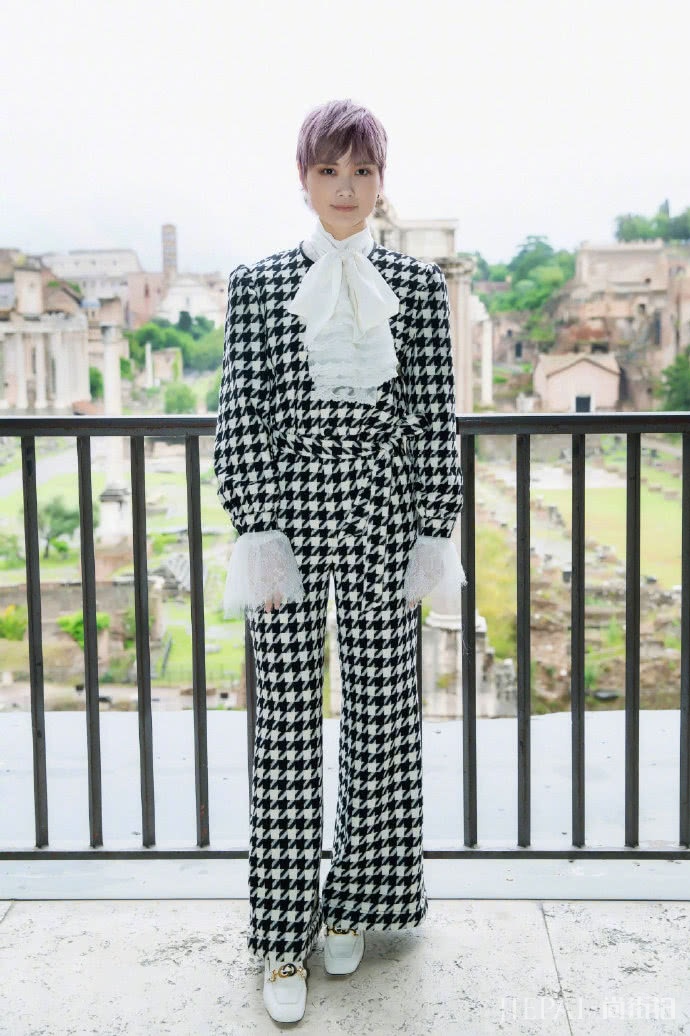 李宇春千鸟格套装画风柔美,像翩翩少年
