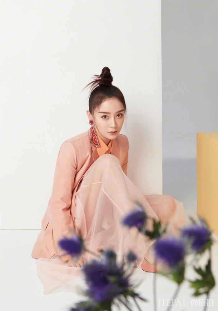 袁姗姗穿连衣裙,下摆铺成一个圈