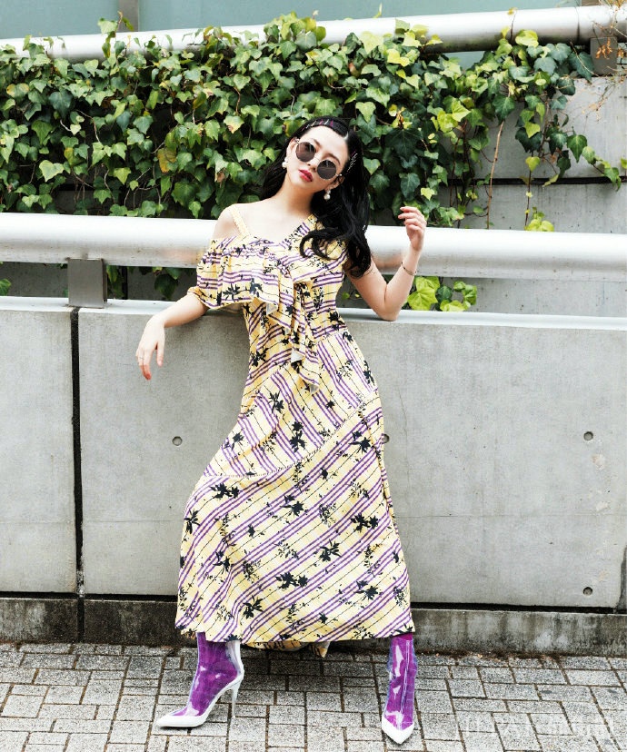 邱淑贞大女儿化身为“时尚达人”，肤白貌美，基因遗传的也太好了吧！