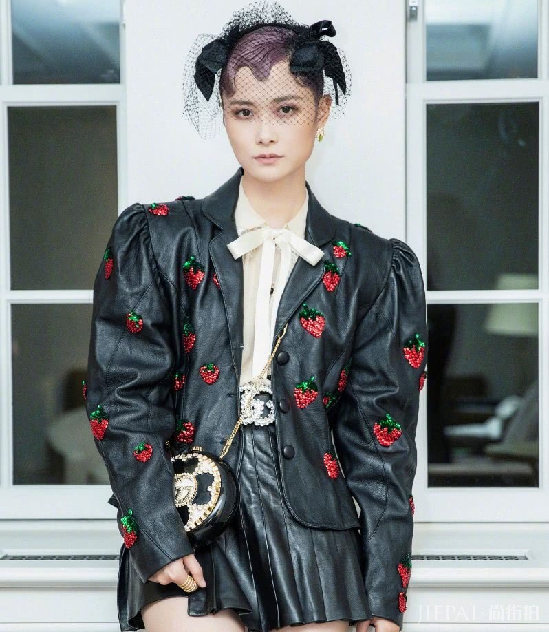 李宇春穿15cm皮裙写真,双腿修长太好看