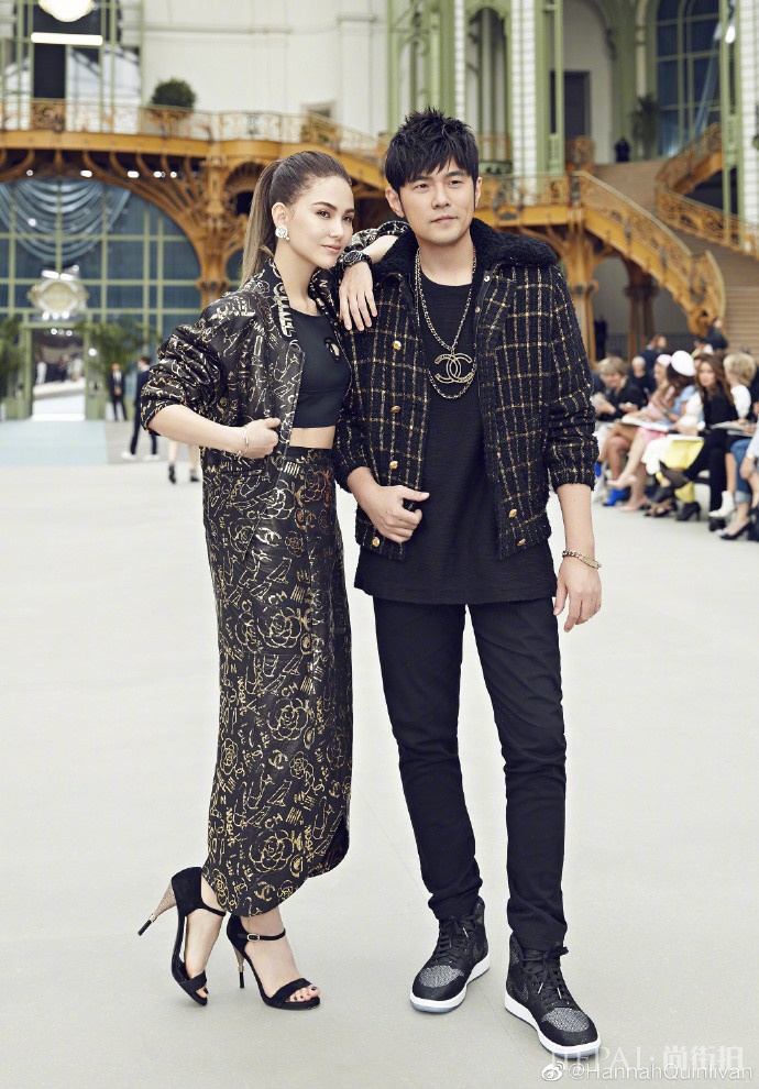 周杰伦陪昆凌看秀！昆凌穿露腰装秀身材，宠妻100分