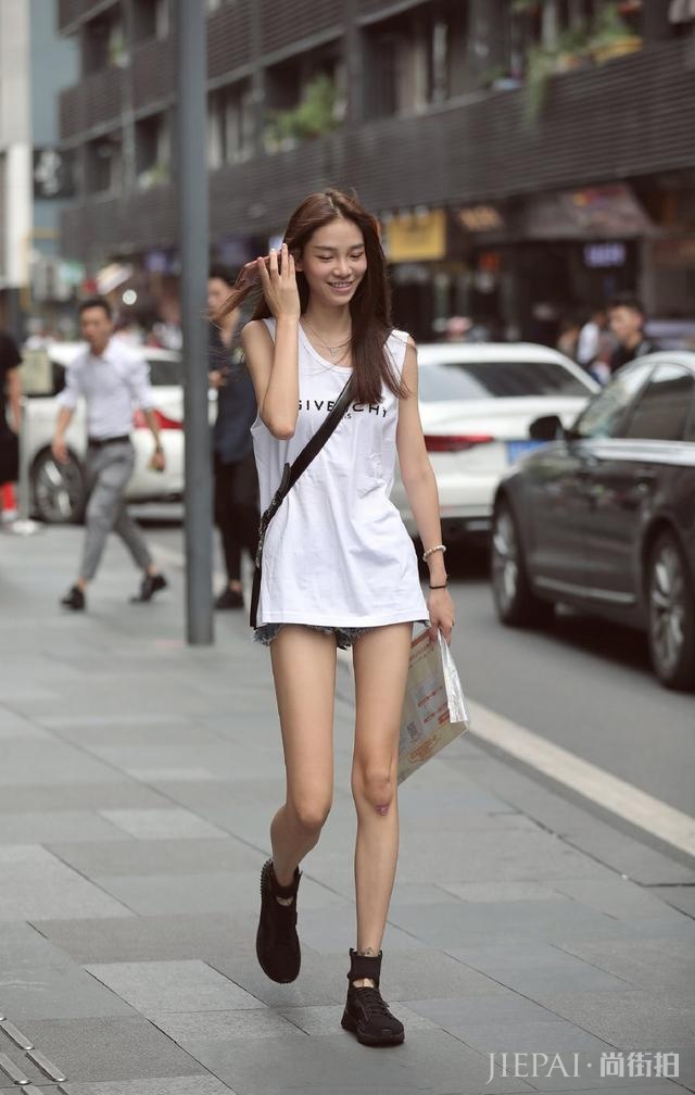 国内街拍 今年夏季下衣失踪很流行，小姐姐们都爱穿!