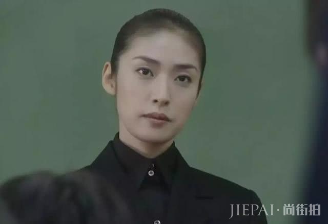 日本国宝级女演员,英气的外表把人“帅弯”,帅的男人也会嫉妒?