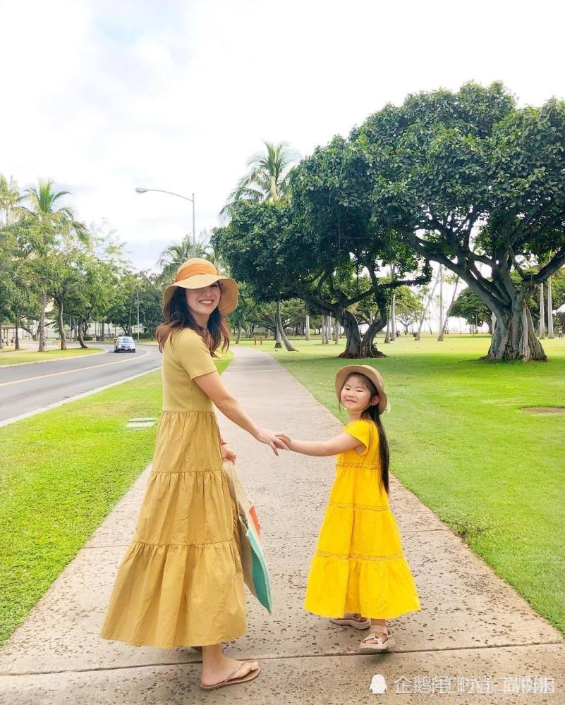 Ins“宝妈”超会穿，学她的搭配和女儿同框像姐妹，清新又舒适