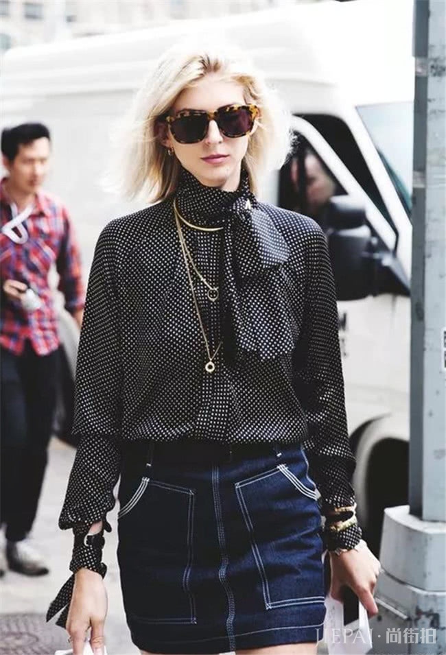 衣服简单打个结，吸睛指数更上一层楼