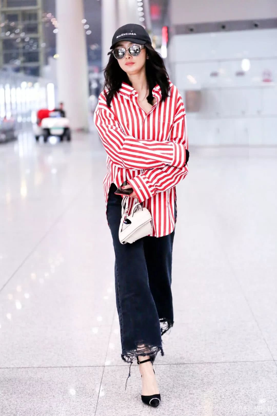 杨幂休闲街头,江疏影清新少女!衬衫能穿出这么多花样?