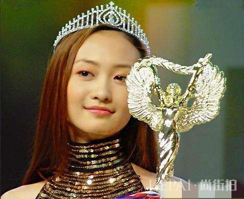 王鸥不光身材高挑, 衣品也是没的说!