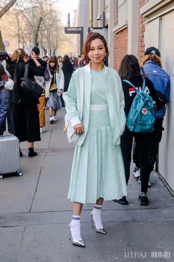 T恤想要的优雅感,搭配大摆裙简单又好看