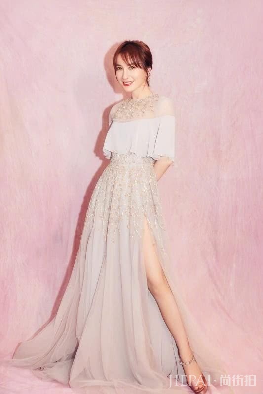 吴昕穿开叉连衣裙秀美腿，大女人魅力尽显