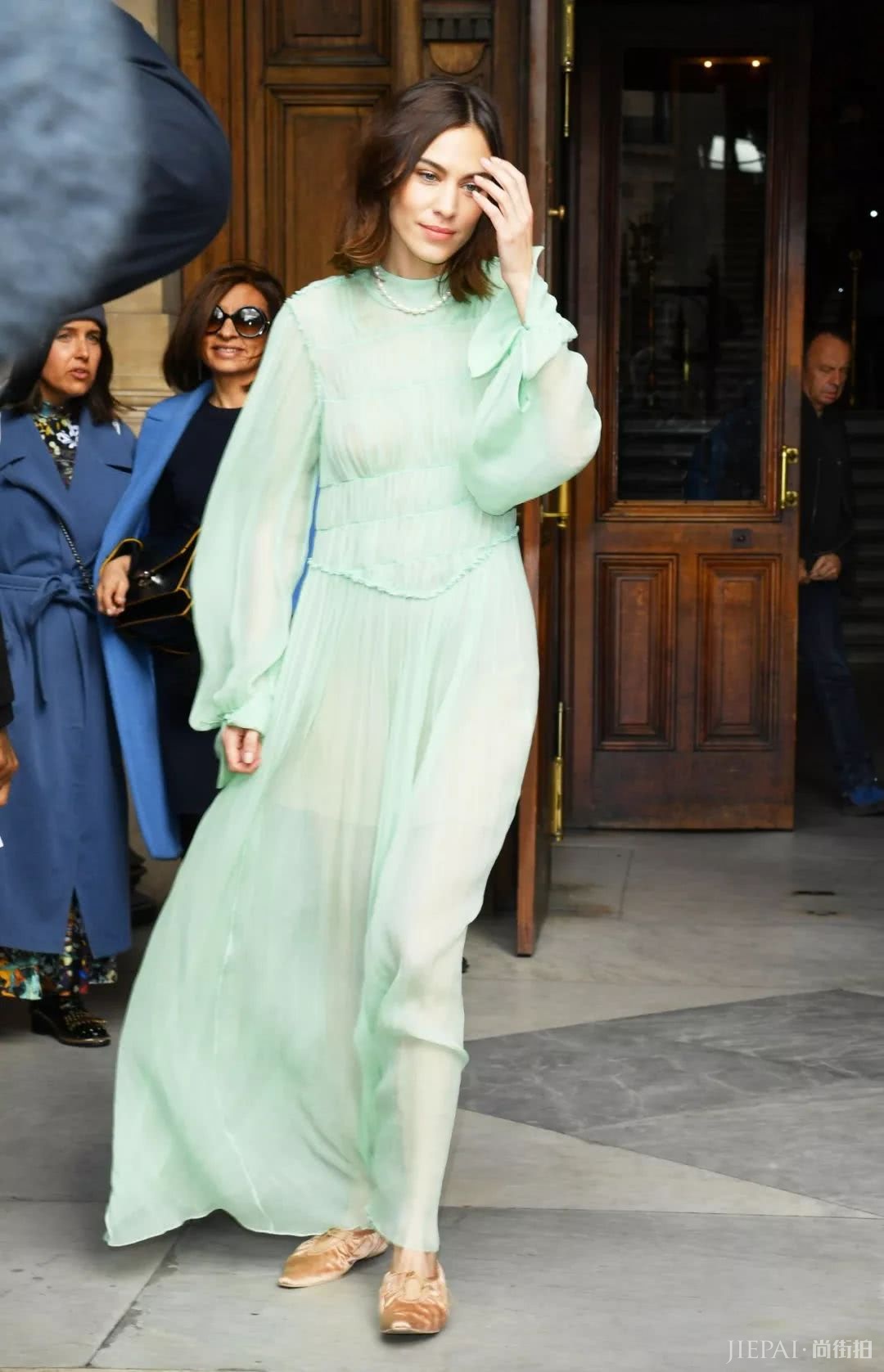 绿色一穿就土?其实穿好了很显白