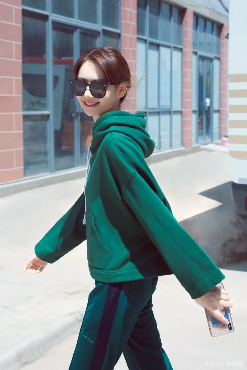 绿色一穿就土?其实穿好了很显白