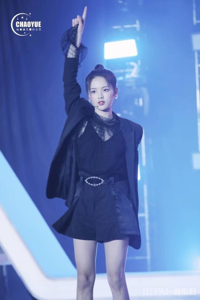 杨超越穿紫色纱裙少女感十足,配蝴蝶结美成真人芭比