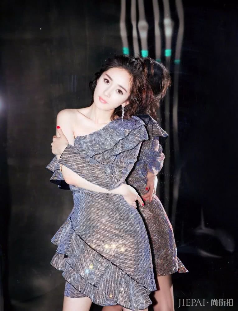 今年夏天连衣裙流行这样穿！绝对吸引眼球！