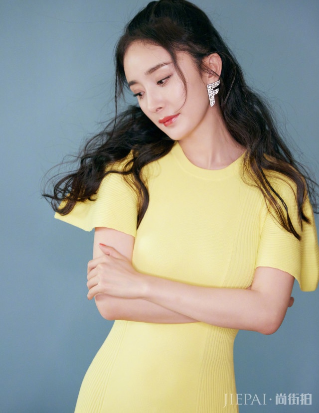 杨幂穿宫廷风长裙秀“蚂蚁腰”，侧面也太好看了