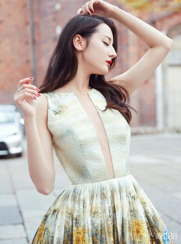 迪丽热巴身着花瓣半身裙,清新又有文艺范儿