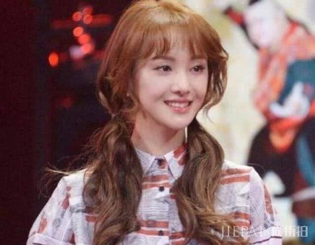 郑爽双马尾配蓝色T恤少女感十足