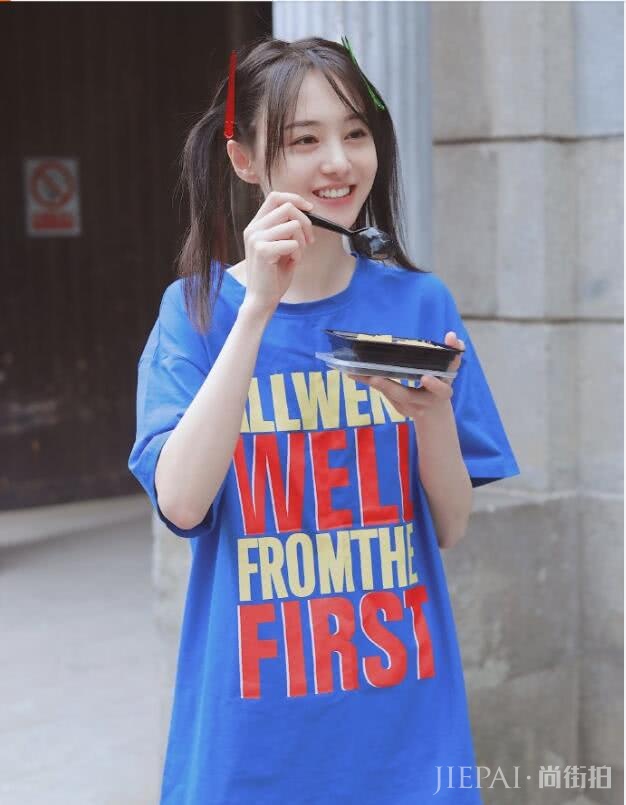 郑爽双马尾配蓝色T恤少女感十足