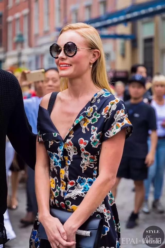 夏季必火的“心机”露肩杀，比一字肩显瘦还时髦！