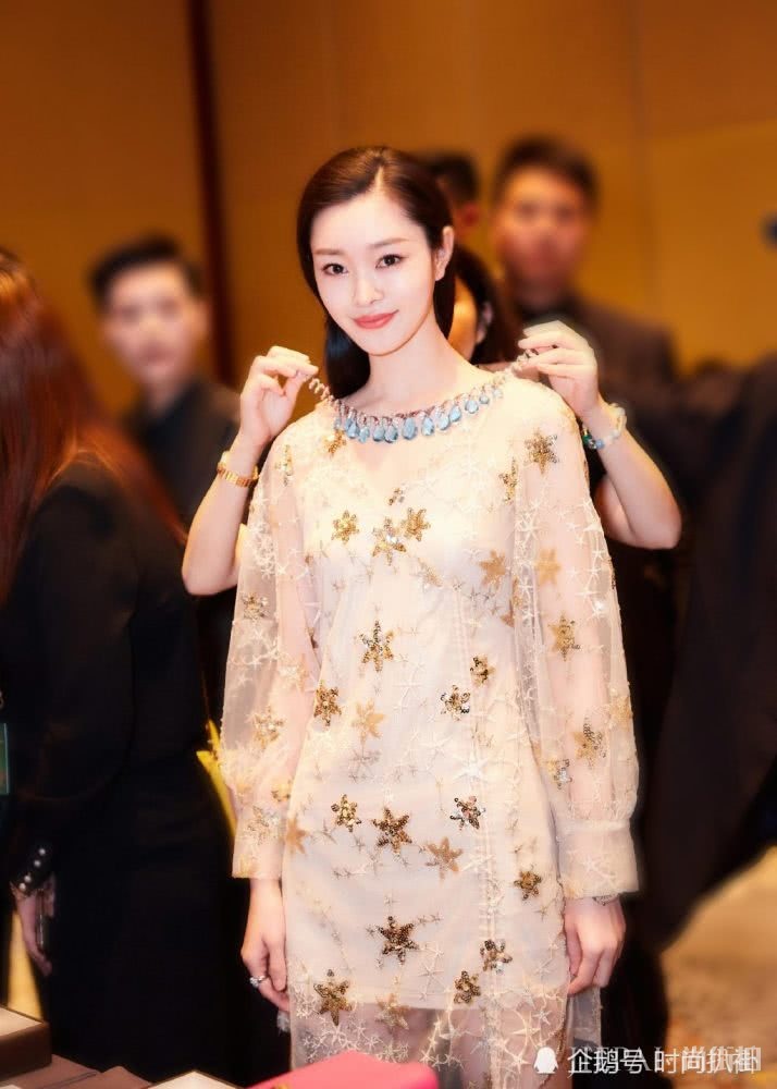 宋轶一身纱裙仙气飘飘,李沁穿一字领勒出“赘肉”