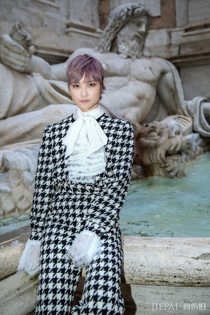 李宇春千鸟格套装画风柔美,像翩翩少年