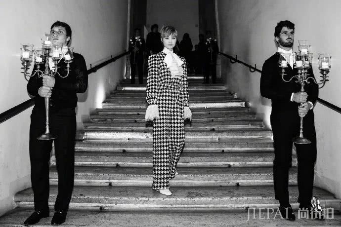 李宇春千鸟格套装画风柔美,像翩翩少年