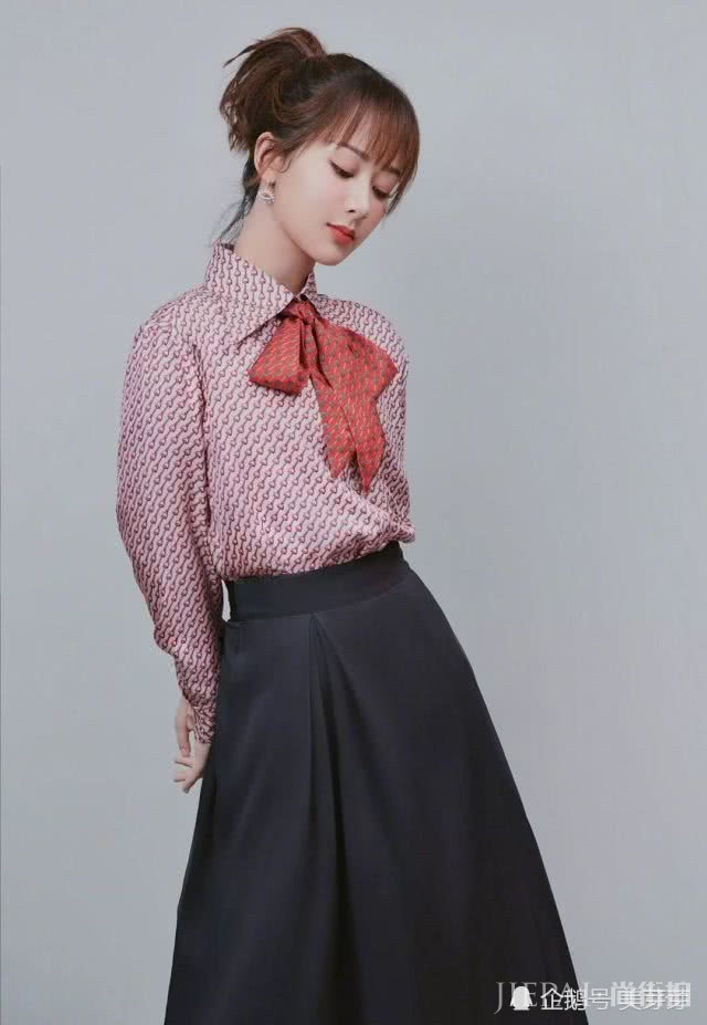 杨幂休闲街头,江疏影清新少女!衬衫能穿出这么多花样?