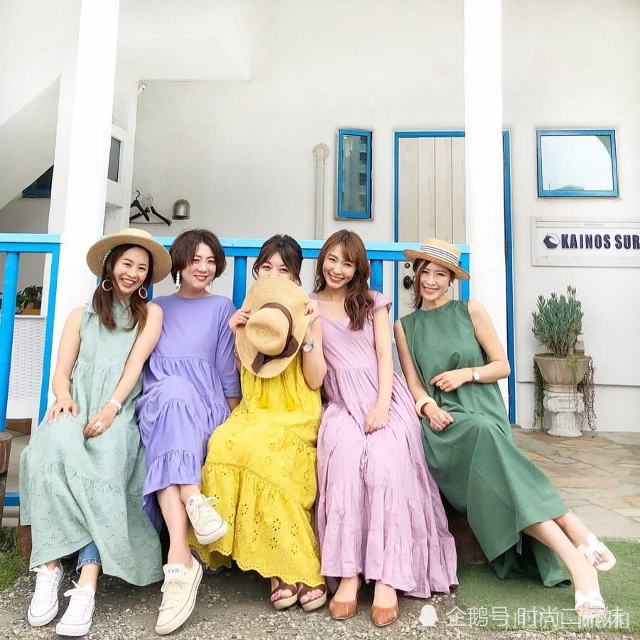 Ins“宝妈”超会穿，学她的搭配和女儿同框像姐妹，清新又舒适