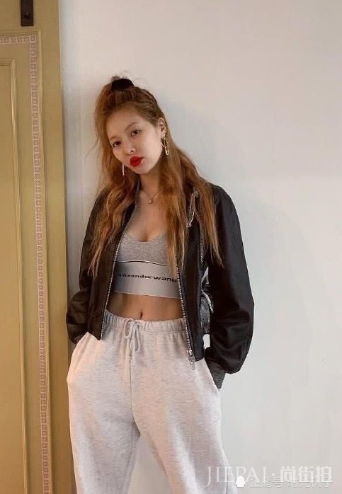 金泫雅上衣仅靠一个蝴蝶结固定,穿衣好大胆