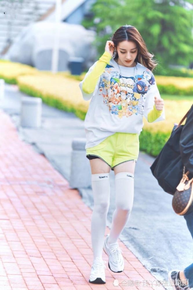 迪丽热巴仗着身材好任性穿，真怕你耳朵会掉下来