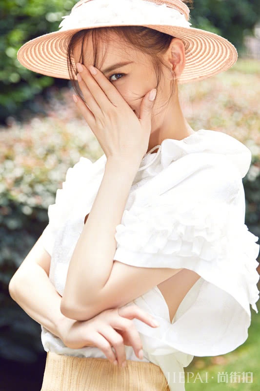 黄圣依穿白衬衫头戴圆领礼帽，居然越穿越显年轻