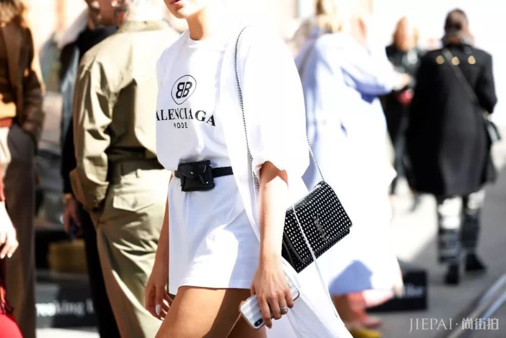 T恤裙一穿就像出门去拿快递的，怎么办？