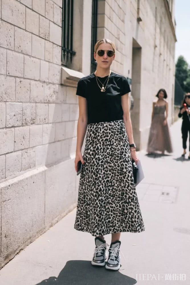 T恤想要的优雅感,搭配大摆裙简单又好看
