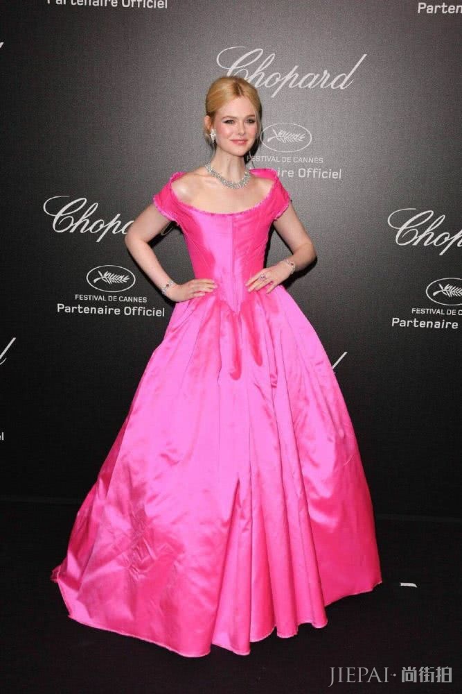 芭比粉口红真的算了，但范宁和章子怡的芭比粉礼服我可以