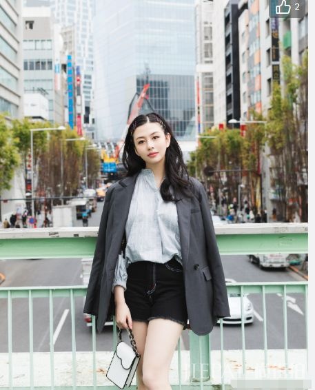 邱淑贞大女儿沈月晒九宫格写真照，20岁的她眉宇之间超像妈妈