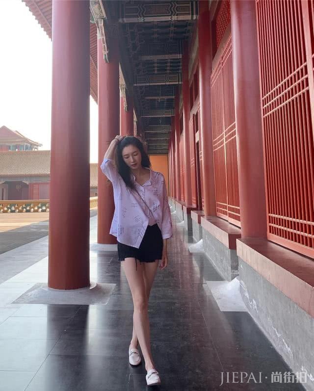江疏影秀大长腿！衬衣配短裤清新又减龄